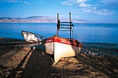 Kreta - Fischerboote liegen am Ufer der Bucht von Kissamos