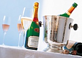 Flasche Champagner Laurent-Perrier, Sektkübel, Sektgläser, Sektkorken