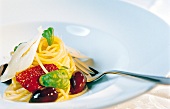 Spaghetti mit Parmesan, Oliven und getrockneten Tomaten