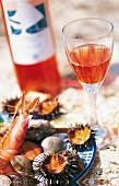 Rosewein mit Meeresfrüchten 