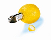 Eine Zitrone und der in die Frucht gedrehte Zitronenbohrer