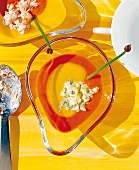 Gelbe und rote Paprikasuppe serviert in Glastellern