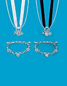 Zwei Halsketten mit Satinband und zwei Armbänder mit Herzen