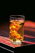 Ein Glas mit Lotustee 