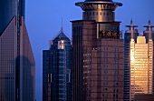 Shanghai: imposante Hochhäuser im neuen Stadtteil Pudong