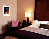 Hotelzimmer im Union Square Hotel, Bett, Designerlampe, New York