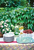 sommerlich gedeckter Tisch, Gartenbuffet