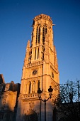 Eglise St. Germain de L'auxerrois unter blauem Himmel, Paris