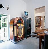 Musikbox und großer Kühlschrank mit einem Flachbildschirm darauf
