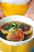 Kaspressknödel in Zwiebelsuppe 