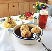 Tiroler Speckknödel werden zum Bier serviert, "Bärenbichl-Stube"