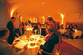 Im "Palais Coburg" wird den Gästen bei Kerzenlicht serviert