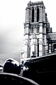 Paris: die Kathedrale Notre Dame und ein parkendes Auto