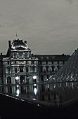 Paris: Blick auf den beleuchteten Louvre bei Nacht