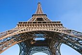 Der Eiffelturm in Paris vor blauem Himmel, Froschperspektive