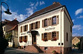 Hauptgebäude des Weinguts Herbert Meßmer tin der Pfalz