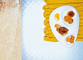 Huhn mit Invers-Sauce, Baeckeoffe- Gelee und Kroketten von rohem Eigelb