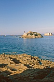 Bretagne - Blick von der Küste auf das Château de Teaurau