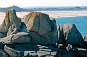 Blick von der Felsenküste auf einen Strand bei Cleder, Bretagne
