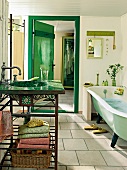 Mosaiktisch mit Terrakottasteinchen im sonst schlichten Badezimmer