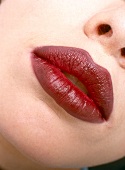 Rot geschminkter Mund einer Frau, Close-up