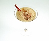 Cocktail "Schlittenfahrt" in einem Cocktailglas mit Zuckerstange