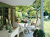 Terrasse mit gedecktem Tisch und Zugang zum Garten