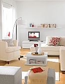 Wohnzimmer mit hellem Sessel und Sofa, Wand + Teppich, weiß, beige