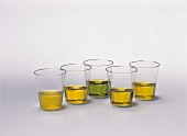 5 Gläser mit unterschiedlichen Olivennölen