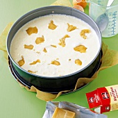 Zubereitung einer Birnen-Cremetorte mit Crème fraiche + Marzipan, Step 2