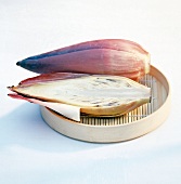 asiatische Chicorée auf rundem Holztablett