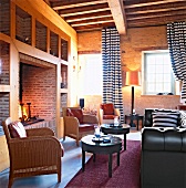 Lounge von einem Hotel. ehemaliges Kloster Orsan, Kamin, Stühle, Sofa