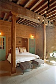 Doppelbett für Gäste im ehemaligen Kloster Orsan, Holzwände und -balken