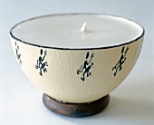 Kerze aus halbiertem Straußenei, sparsam bemalt, Ethno-Stil