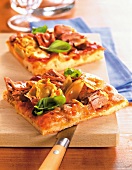 Pizza mit Thunfisch und Artischocken italienisch