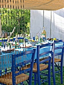 gedeckter Tisch in Griechenland blaue Stühle, Tischdecke in blau