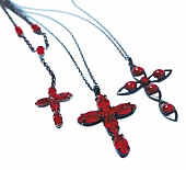 3 Halsketten mit Kreuzanhänger, rot. 