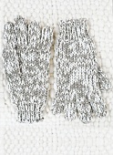 Melierte Handschuhe auf gewebter Wolldecke aus Brasilien