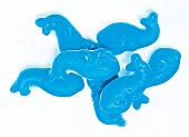 Bonbons in Wal-Form in Blau, Haufen, Freisteller