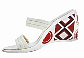 weiße Sandale mit geometrischen Mustern