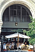 Restaurant Bosco in Moskau außen, im Sommer, Gäste