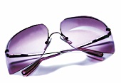 Sonnenbrille mit lila Gläsern von Calvin Klein.