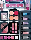 Diverse Kosmetik-Sets, verschiedene Farben und Hersteller