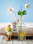 Anemonenblüten in Glasflaschen dekoriert mit Elfen-Klebebildern & Elfenfigur