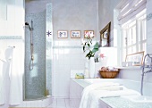 Badezimmer in Weiß gekachelt, Dusche + Badewanne, Bilder, Fenster