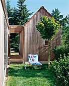 Garten mit Rasenfläche: Innenhof vor dem Saunahaus aus Holz