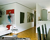 Wohn- und Essbereich mit vielen Bildern an den Wänden