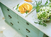 Kommode mit Abdeckplatte aus Muschelkalkstein, Bildband, Blumen