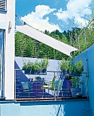 Terrasse in Blau von 3 Seiten mit Schützmauern abgeschrirmt