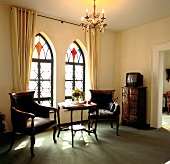 Rustikales Zimmer im "Burg Crass", Buntglasfenster und altes Mobiliar